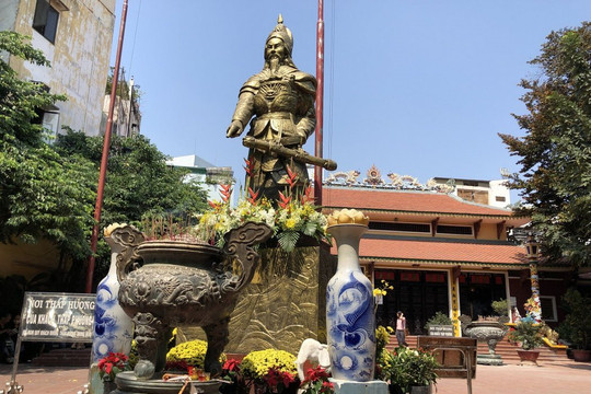 Bên trong đền thờ đặt lư hương Đức Thánh Trần ở Sài Gòn