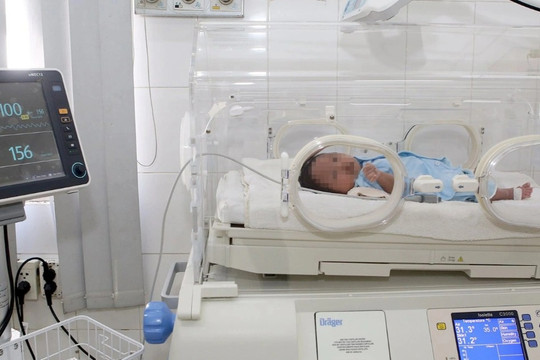 Một trẻ sơ sinh 22 ngày tuổi phình mạch não được cứu sống