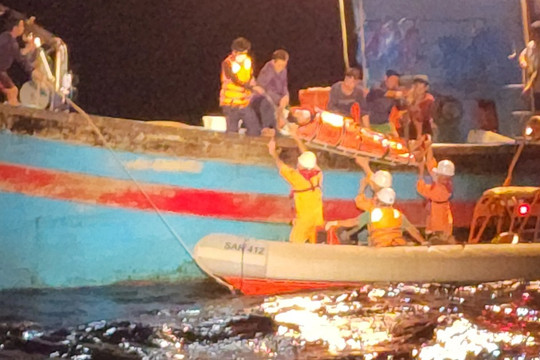 Cứu một ngư dân bị bất tỉnh khi đánh cá ở vùng biển Hoàng Sa