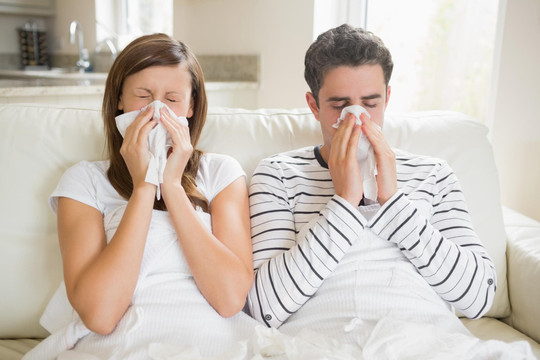 Làm sao để phân biệt giữa cảm cúm, cảm lạnh và COVID-19