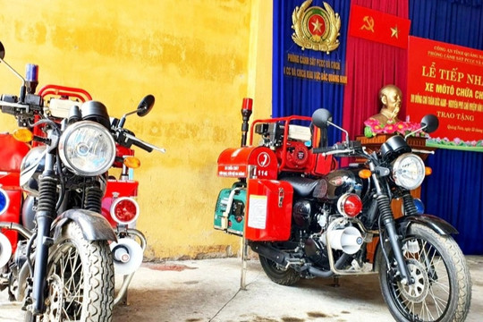 Công an Quảng Nam tiếp nhận 2 xe mô tô phòng cháy chữa cháy
