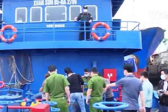Công an Nghệ An bắt tàu chở 1 triệu lít xăng dầu lậu