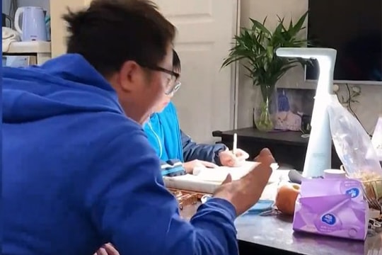 Con trai giải 1 đề bài trong 2 tiếng vẫn chưa xong, ông bố phẫn nộ đập bàn