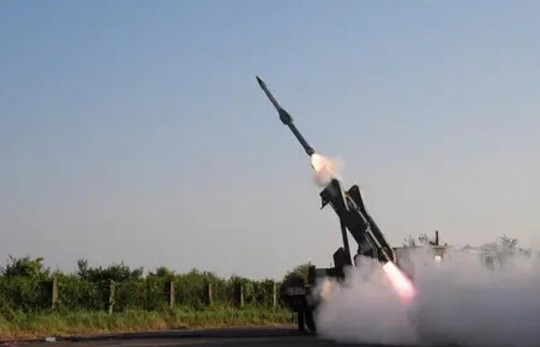 Ấn Độ bắn thử thành công tên lửa đất đối không tầm trung