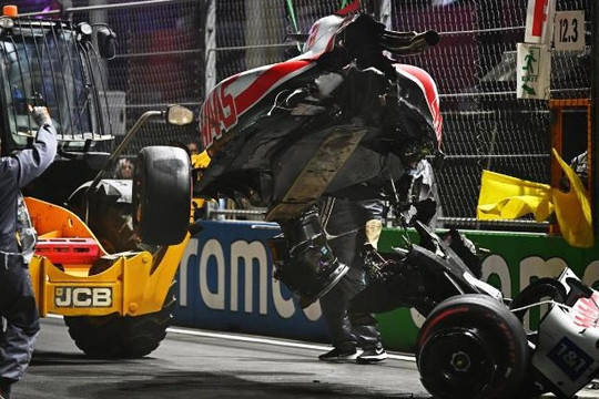 Con trai Michael Schumacher gặp tai nạn nghiêm trọng trên đường đua F1