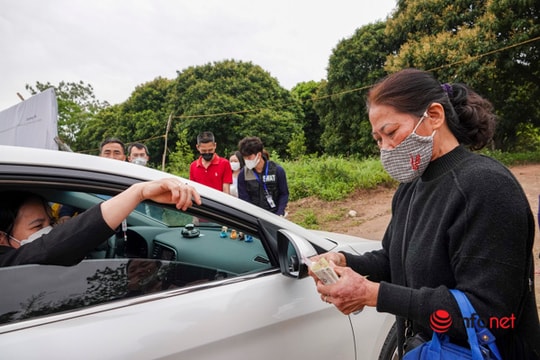 Hà Nội: Không được xem khinh khí cầu, nhiều người vẫn bị thu 50.000 đồng nếu muốn vào bãi sông Hồng chơi