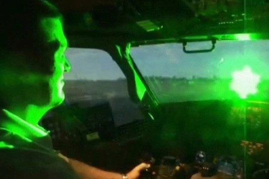 Công an điều tra vụ máy bay bị chiếu laser khi hạ cánh