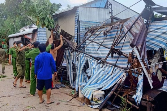 Bất thường giông lốc giữa mùa khô, 158 căn nhà ở An Giang bị sập và tốc mái