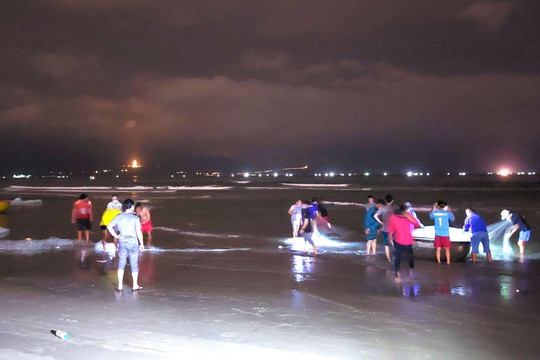 Tìm thấy thi thể du khách bị sóng biển cuốn trôi khi tắm biển đêm ở Đà Nẵng