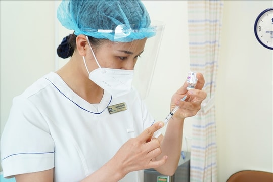 Tác dụng phụ khi tiêm kháng thể đơn dòng Evusheld như thế nào?