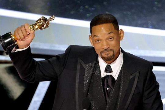Will Smith xin lỗi sau khi đấm Chris Rock tại Oscar