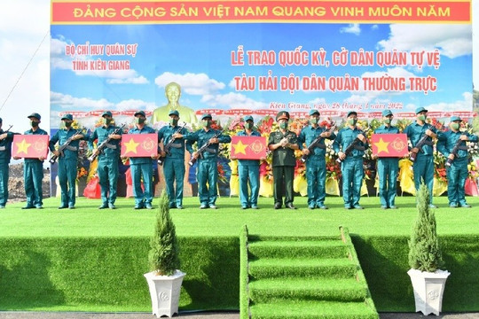 Hải đội dân quân thường trực đầu tiên của Kiên Giang nhận Quốc kỳ