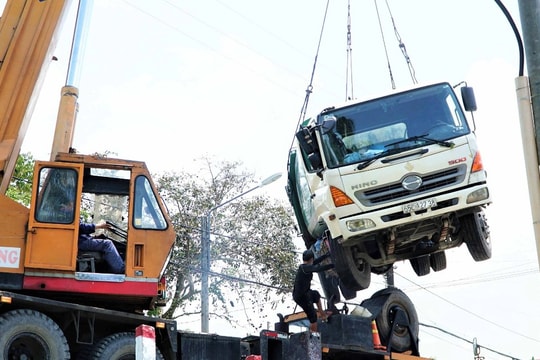 Đi nhầm đường, xe rác làm sập cầu