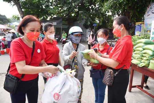 Đổi ve chai lấy tình thương