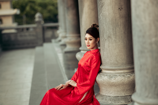 [Photo] Hoa hậu Khánh Vân đẹp rực rỡ với áo dài dưới ráng chiều
