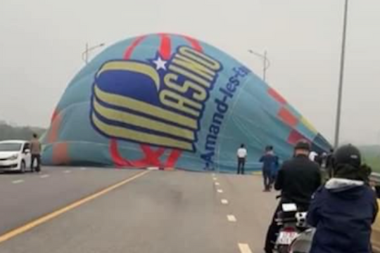 Khinh khí cầu ở Tuyên Quang hạ cánh giữa quốc lộ: Ban tổ chức nói gì?