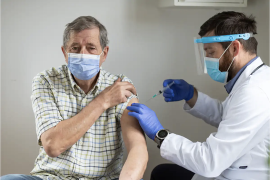 Mỹ cấp phép tiêm mũi thứ 4 bằng vaccine của Pfizer/BioNTech và Moderna cho người trên 50 tuổi