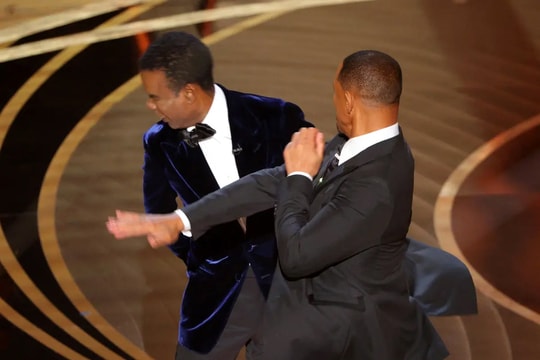 MC Chris Rock vớ bẫm sau khi bị Will Smith đấm ở Oscar