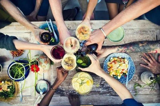 9 điều cần tránh khi dùng bữa trong văn hóa ẩm thực các quốc gia