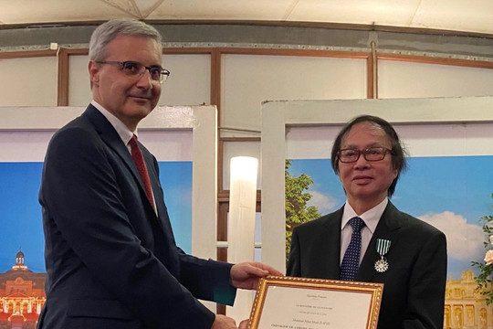 NSND Đặng Nhật Minh được Pháp trao Huân chương Hiệp sĩ Văn học Nghệ thuật