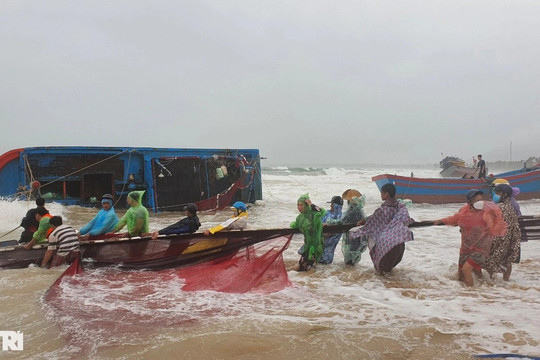 Sóng gió to bất thường, hàng loạt tàu cá bị chìm, cả làng ứng cứu