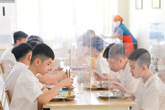 Học sinh từ lớp 7 - 12 ở Hà Nội được ăn bán trú khi đi học trực tiếp