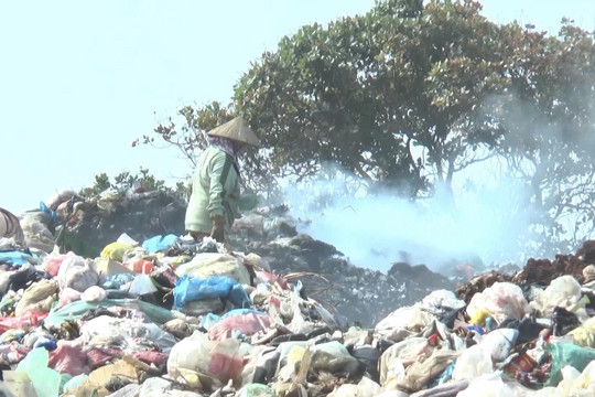 Dân ngộp thở 'hít' khói mù mịt từ bãi thu gom rác rộng 5 ha ở Đắk Nông