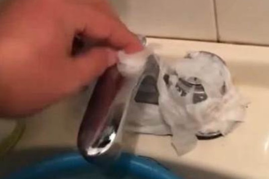 Vòi nước có quá nhiều vết bẩn, dùng giẻ lau cũng vô ích! Hướng dẫn bạn sử dụng "một mẩu giấy vệ sinh" là vòi sáng như gương