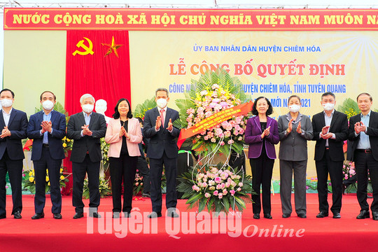 Đồng chí Trương Thị Mai dự lễ công bố xã Kiên Đài đạt chuẩn nông thôn mới