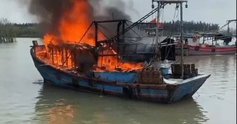 Đang neo đậu ở âu thuyền, tàu cá bốc cháy dữ dội