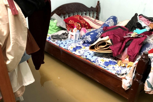 Ảnh: Nhiều tuyến phố Đà Nẵng ngập sâu, dân nháo nhào chạy lụt trong đêm