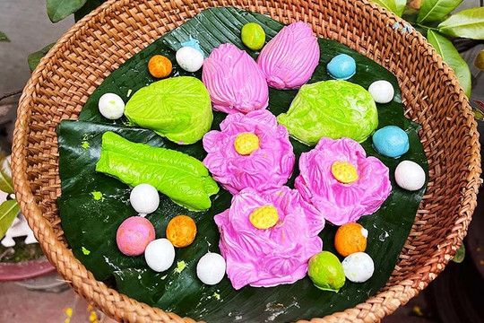 Chợ Tết Hàn thực: Bánh trôi hoa sen, hàng lạ sốt xình xịch