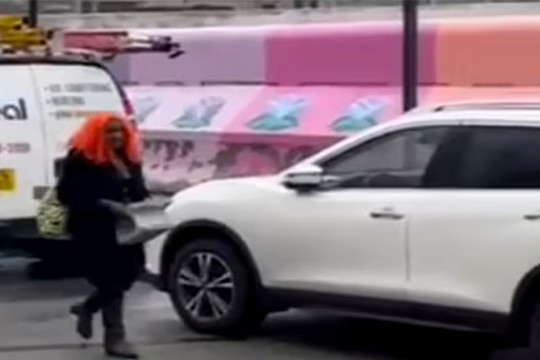 Người phụ nữ tóc cam đập cửa kính ô tô trộm iPhone giữa ban ngày