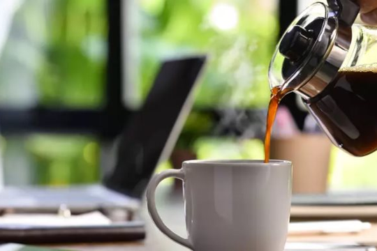 Điều gì xảy ra khi bạn uống cà phê trước khi ăn sáng?