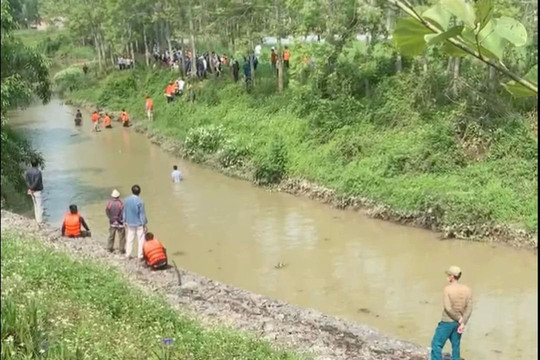 CLIP: Tìm thấy thi thể 5 học sinh đuối nước trên sông Mộc Khê