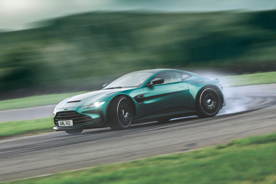 Aston Martin V12 Vantage: Động cơ siêu khủng, giới hạn 333 chiếc