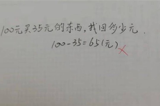 Bài toán 100 - 35 = 65 bị cô giáo gạch sai, phụ huynh 'nóng mặt'