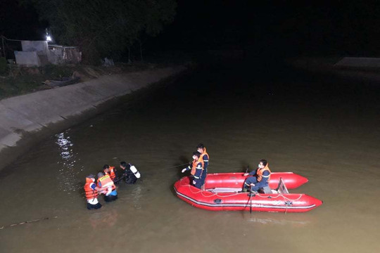Thanh Hóa: Tìm kiếm nhóm học sinh đuối nước, mất tích khi tắm đập tràn
