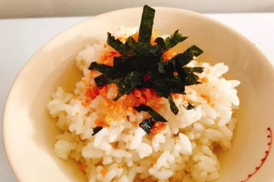 Người Nhật khen sashimi chấm muối tôm Việt Nam ngon