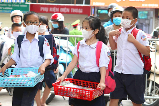 Sáng nay, gần 1 triệu học sinh lớp 1 -6 ở Hà Nội đi học trực tiếp