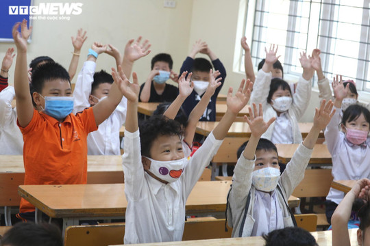 Hơn 75% học sinh tiểu học ở Hà Nội trở lại trường trong buổi học đầu tiên