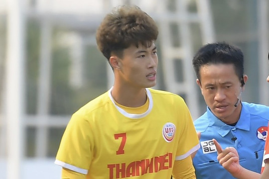 Cầu thủ Hà Nội tái hiện "siêu phẩm David Beckham" ở giải U19 Quốc gia 2022