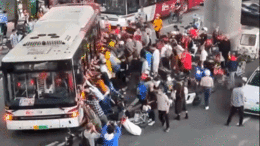 Hàng chục người nhấc bổng xe buýt giải cứu người đàn ông bị mắc kẹt
