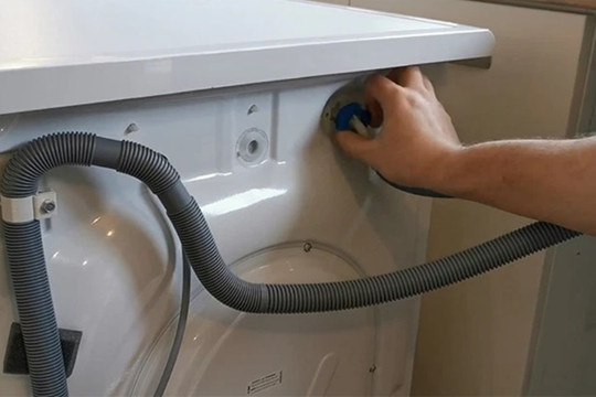 Tôi có nên khóa vòi nước, rút phích cắm nguồn khi không sử dụng máy giặt hay không?