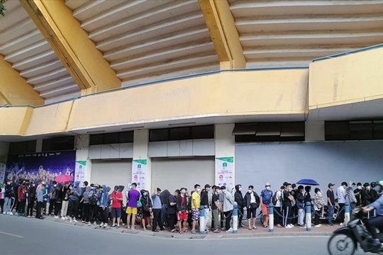 Khán giả xếp hàng chờ nhận vé miễn phí xem Quang Hải thi đấu