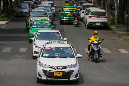 Taxi, xe công nghệ chật vật với giá xăng