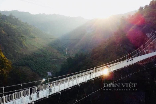 Cây cầu kính dài nhất thế giới nằm ở Sơn La mang tên "Con Rồng Trắng" có gì đặc biệt?