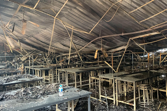 Ảnh: Hiện trường vụ cháy công ty may ở Bắc Giang khiến dãy nhà 700m2 đổ sập