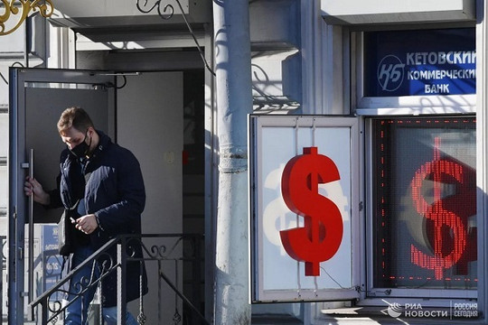 Chuyên gia giải thích sự mạnh lên của đồng ruble bất chấp các lệnh trừng phạt