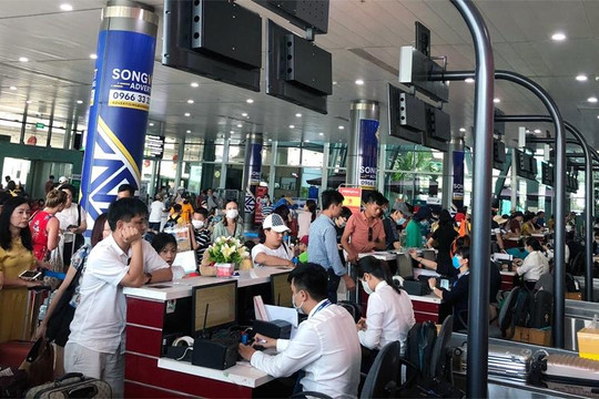Sân bay Phù Cát đóng cửa 10 ngày, du lịch đau đầu